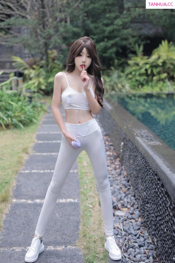   [XiuRen]高清写真图 2024.02.23 No.8132 桃妖夭 新人美腿第14张图片
